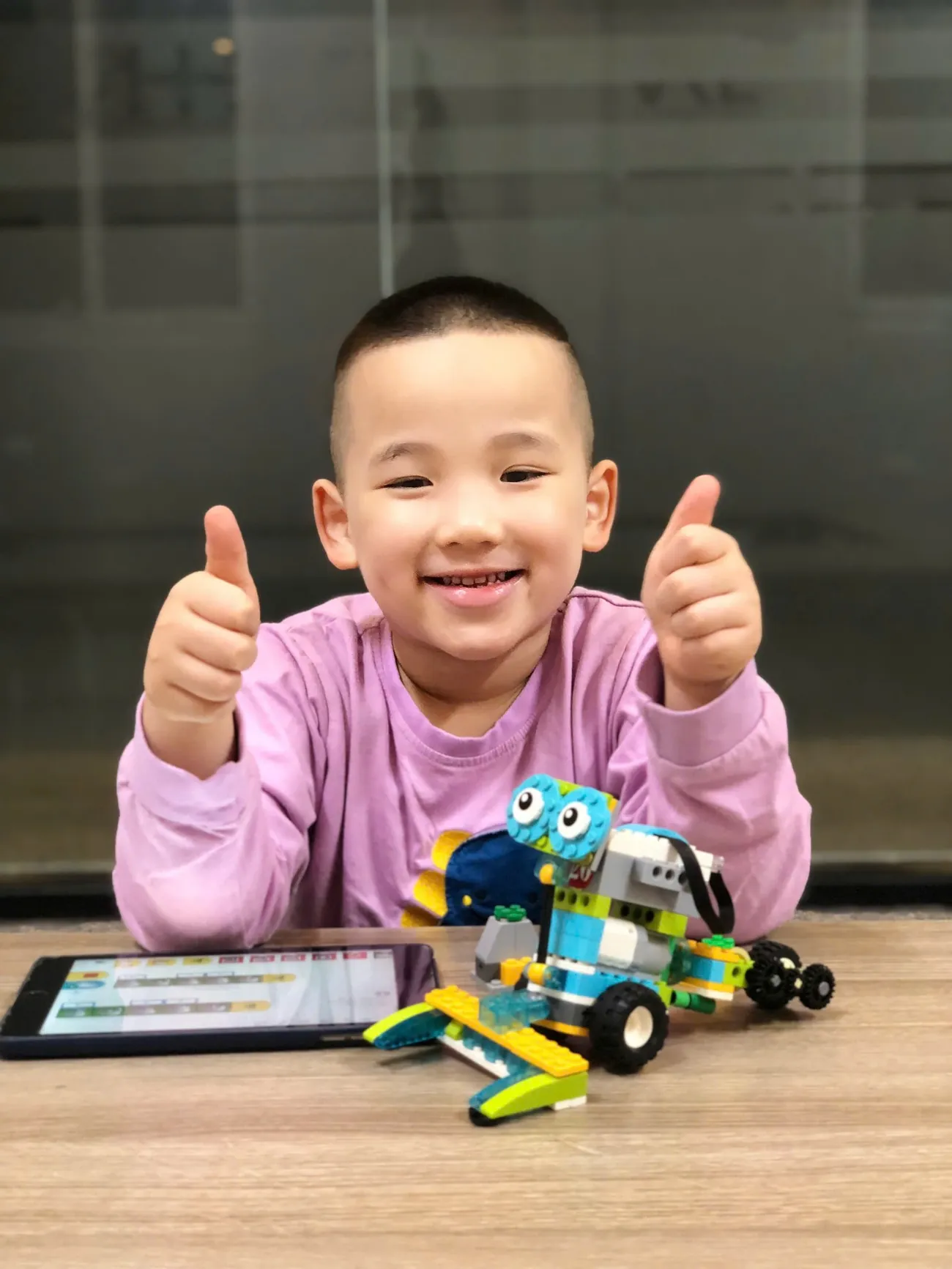 Học viên RHH bên cạnh robot LEGO WeDo 2.0 do chính em lắp ráp