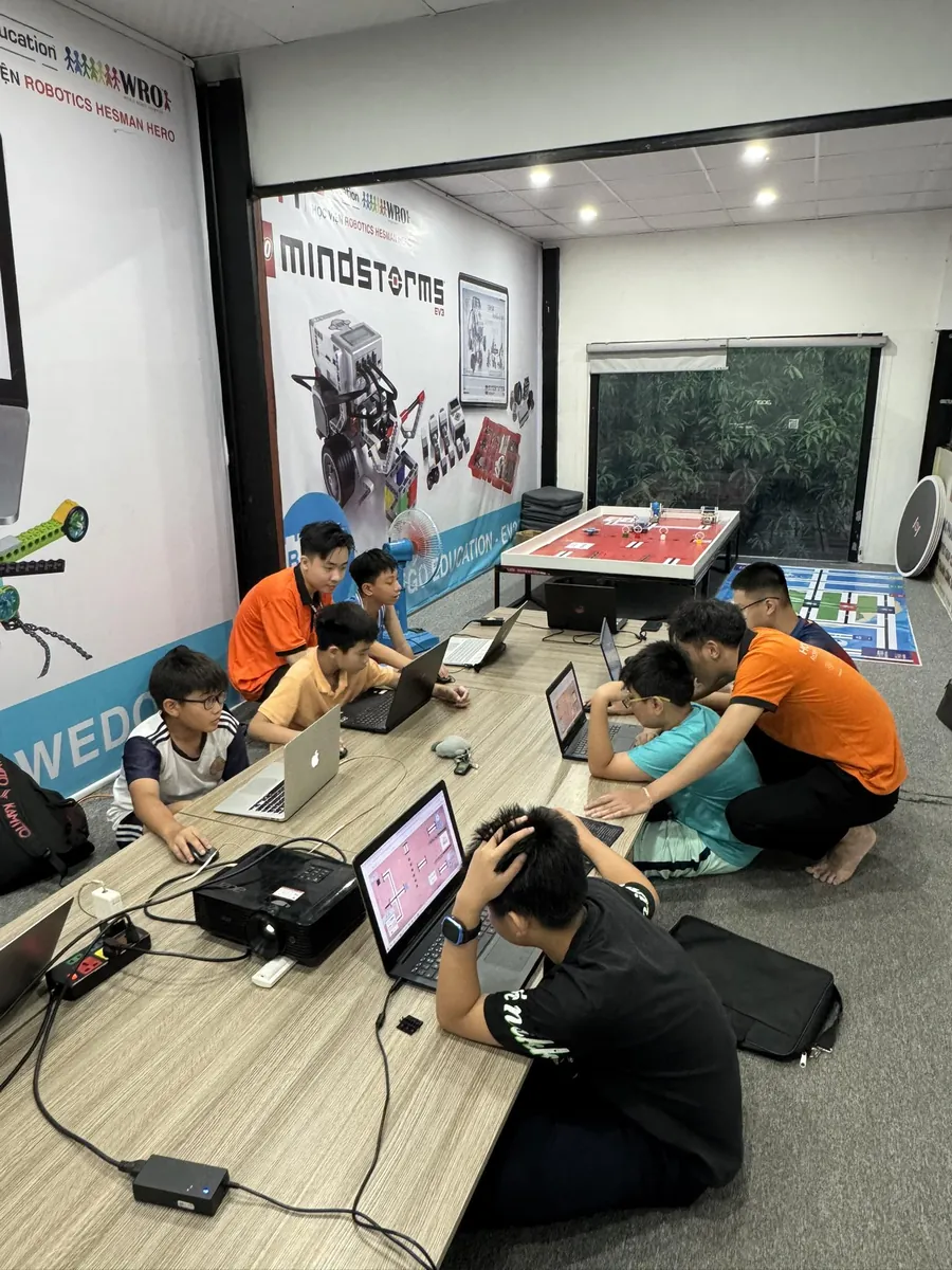 Phòng học LEGO Mindstorms EV3 với học viên lập trình robot trên laptop