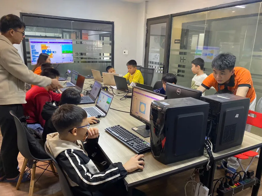 Học viên RHH lập trình trên máy tính trong phòng học Scratch