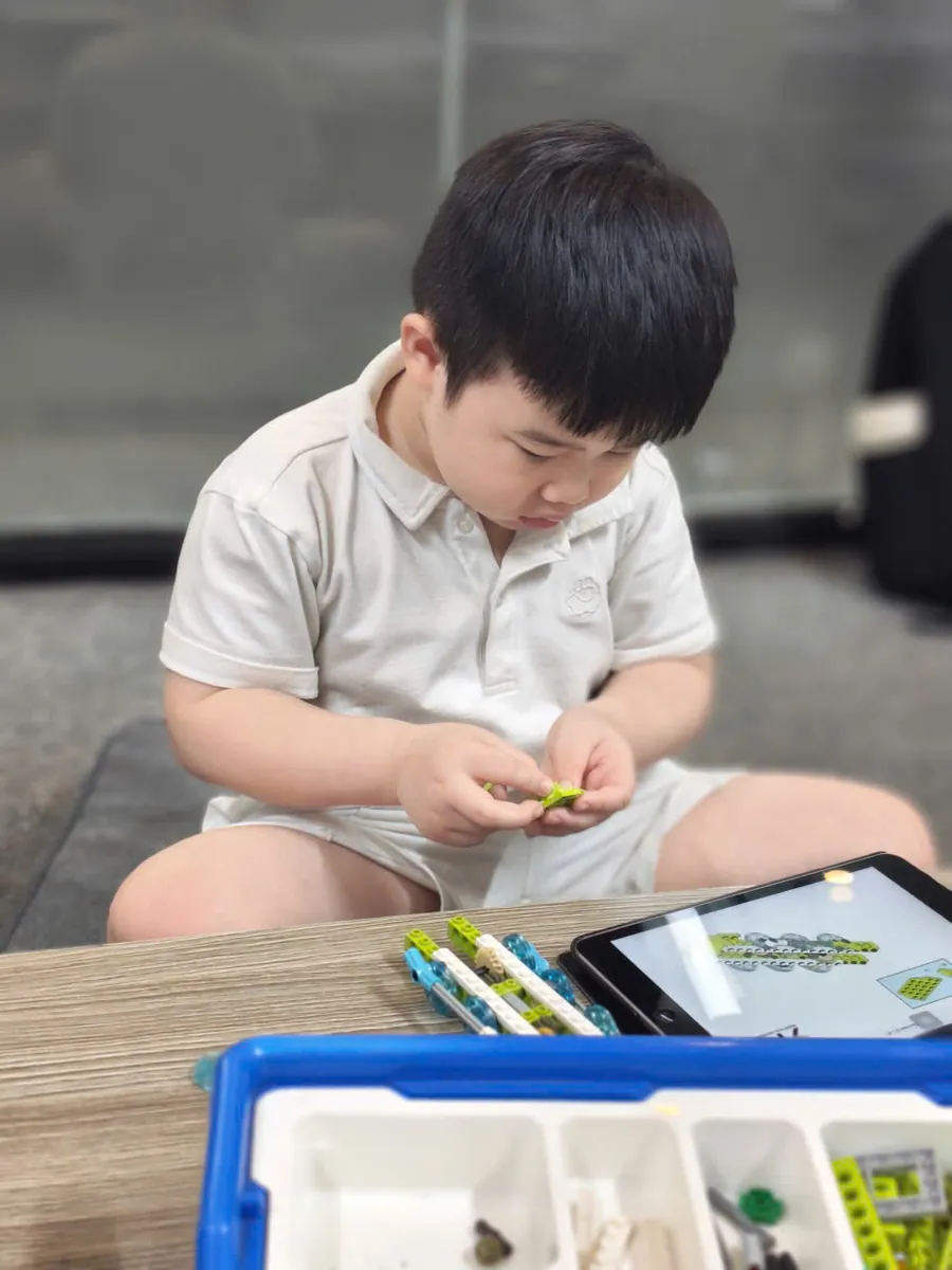 Học viên nhỏ tuổi lắp ráp bộ LEGO Education WeDo 2.0 tại RHH