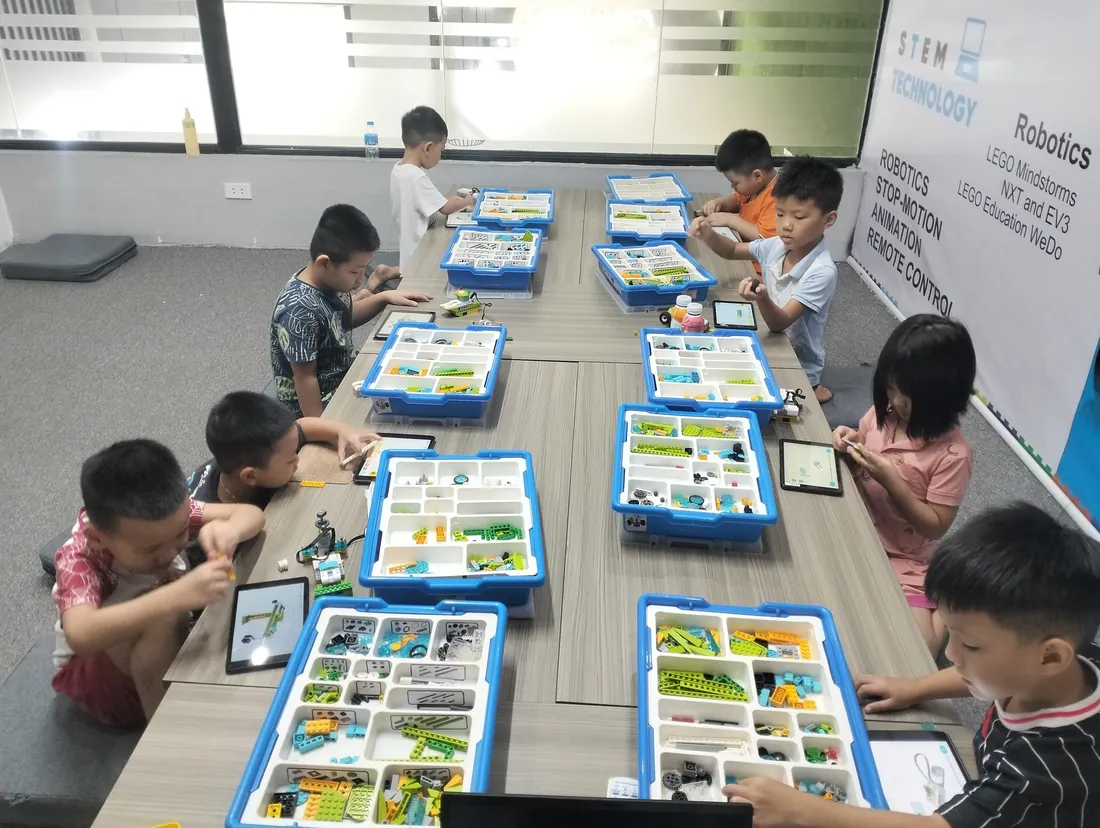 Lớp học STEM Robotics tại Học viện RHH