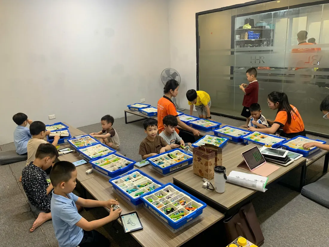 Học viên RHH thực hành với bộ LEGO Education trong giờ học