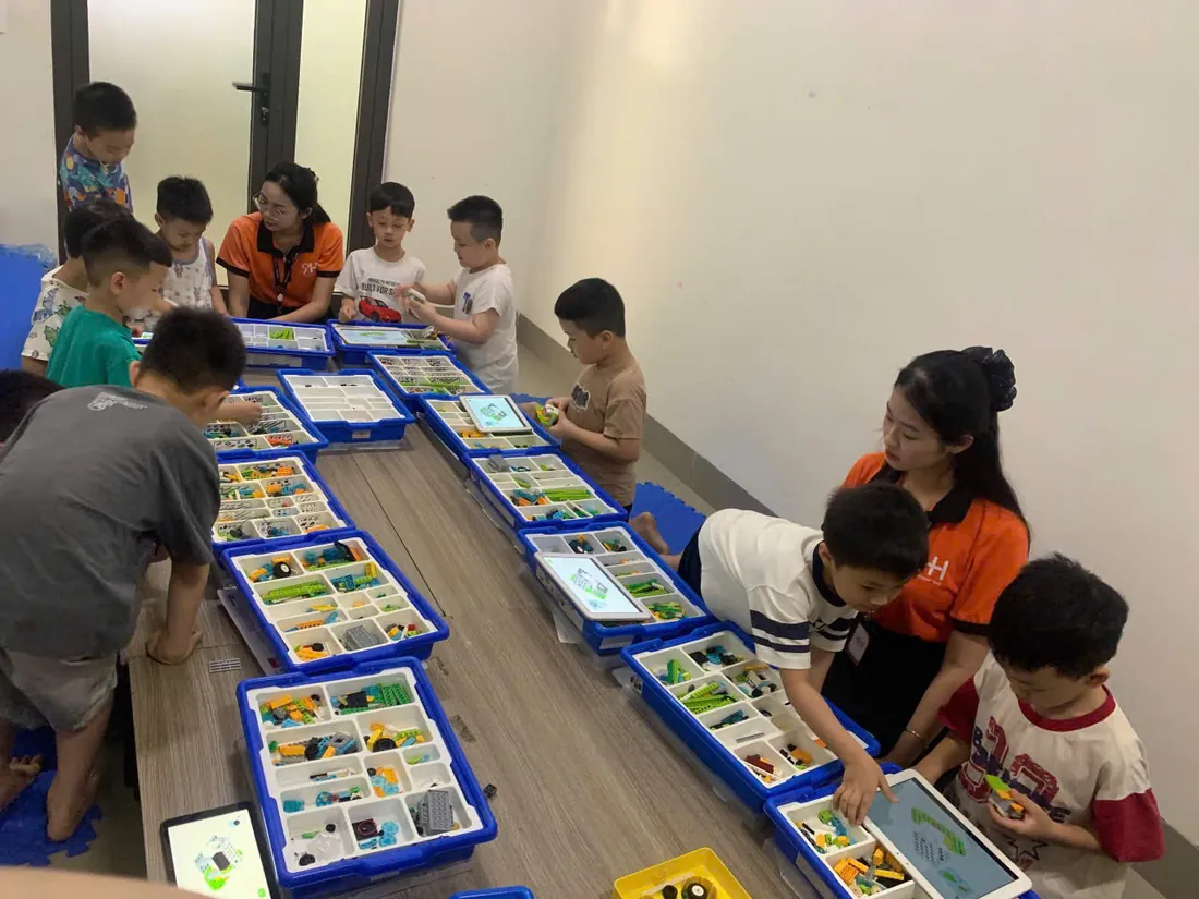 Giáo viên RHH hướng dẫn học viên lắp ráp mô hình STEM