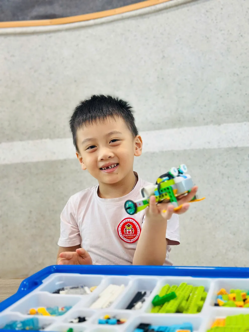 Học sinh mầm non cười tươi khoe mô hình robot vừa hoàn thành trong lớp STEM do RHH tổ chức